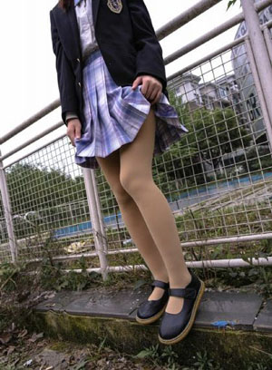 四个女学生的精油按摩